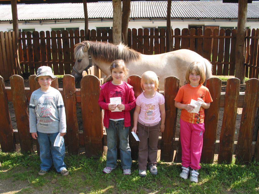 Вілла Zoopark Zelcin Мельник Екстер'єр фото
