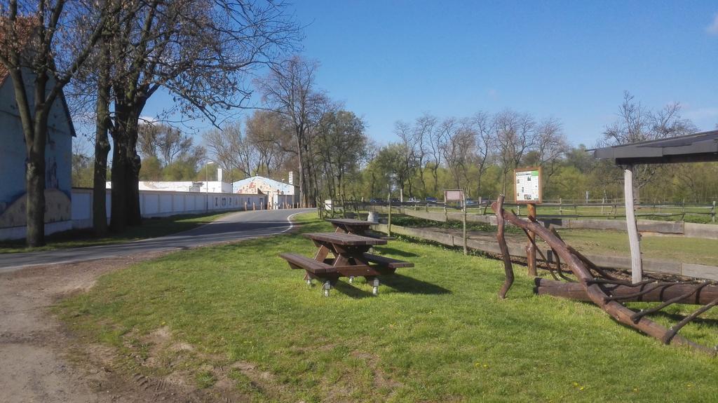 Вілла Zoopark Zelcin Мельник Екстер'єр фото